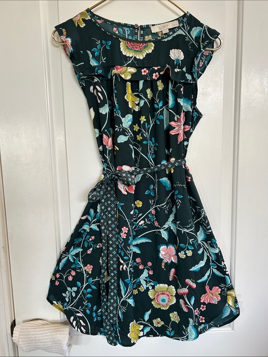 LOFT Dresses & Skirts - LOFT Women's Dark Green Floral Belted Dress-size SP